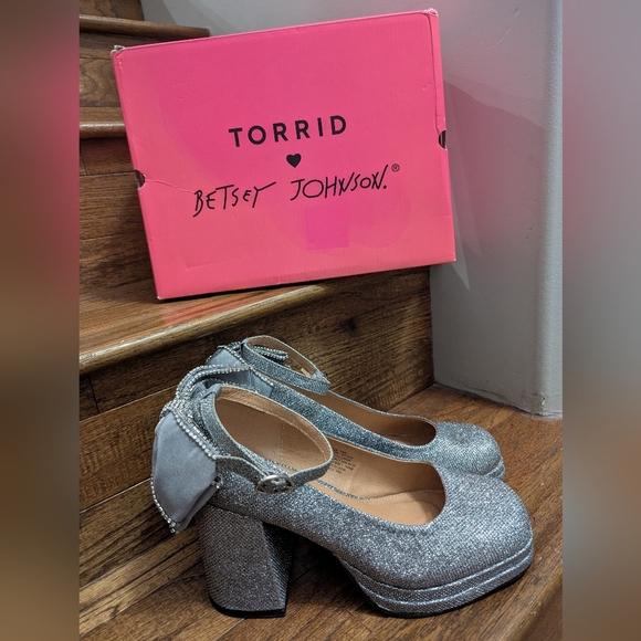 Torrid BETSEY JOHNSON SILVER BOW BACK HEEL size 10 (WW - WIDE WIDTH) NIB - Picture 3 of 17
